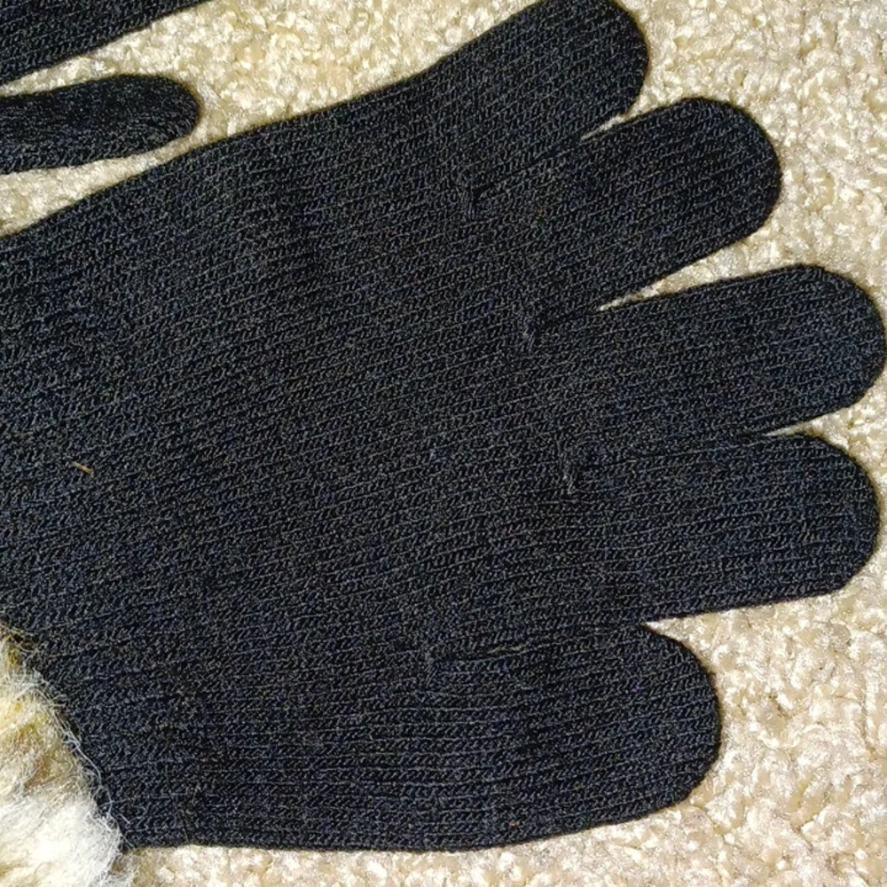 Knit black winter gloves with faux leopard fur